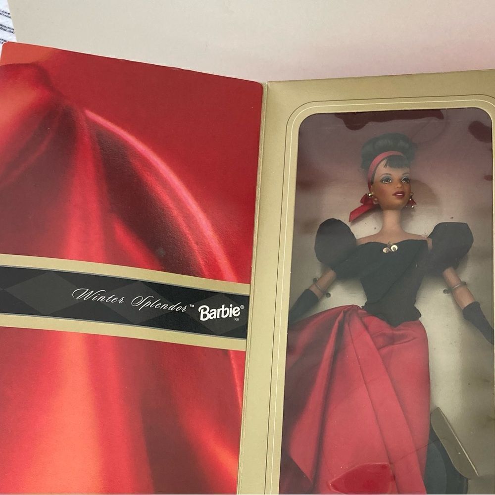 VINTAGE 1998 AVON EXCLUSIVE SPECIAL EDITION WINTER SPLENDOR BARBIE NIB - Picture 2 of 8